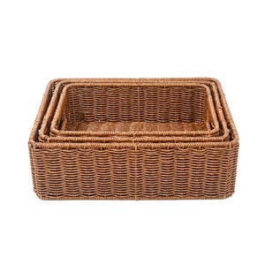 Peut inclure: Un ensemble de trois paniers de rangement rectangulaires emboîtés les uns dans les autres. Chaque panier présente une finition tressée marron avec un motif cohérent sur les côtés et la base, doté d'un bord robuste sur le dessus.