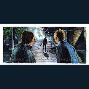 Puede incluir: Una pintura de acuarela de tres hombres de pie en una acera de noche. El hombre del medio camina hacia los dos hombres en primer plano. La pintura está en un esquema de color azul oscuro, gris y blanco.