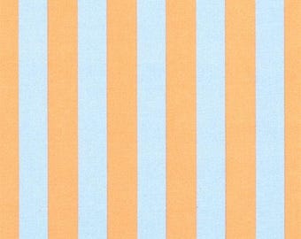 Könnte beinhalten: Ein sich wiederholendes Muster aus vertikalen Streifen mit abwechselnden Bändern in Hellorange und Hellblau. Die Streifen sind gleich breit und verlaufen parallel über die gesamte Fläche, was ein einheitliches geometrisches Design ergibt.