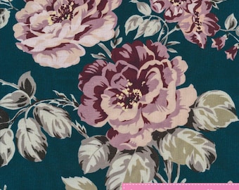 Könnte beinhalten: Ein dunkel-petrolfarbener Stoff mit einem floralen Muster aus großen, geschichteten malvenfarbenen und hellrosa Rosen sowie gedämpften grünen und grauen Blättern. Ein rosa Etikett unten zeigt den Text shop.seemannsgarn-stoffe.com.