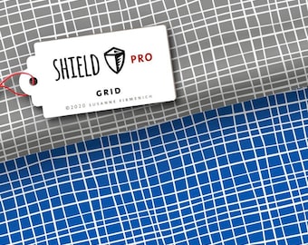 Könnte beinhalten: Ein weißes rechteckiges Etikett mit roter Schnur trägt den schwarzen Text SHIELD PRO GRID und 2020 SUSANNE FIRMENICH und liegt auf einem grau-weißen Gitterstoff, der in einen leuchtend blau-weißen Gitterstoff übergeht.