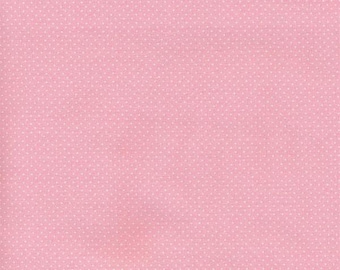 Könnte beinhalten: Ein hellrosa Stoff mit einem sich wiederholenden Muster aus winzigen weißen Punkten. Das Textil weist eine sichtbare Webstruktur auf, wobei die kleinen weißen Punkte gleichmäßig über den einfarbigen rosa Hintergrund verteilt sind.