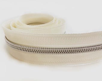 Ritssluiting in crèmewit/zilver met 3 ritsen, 100 cm.