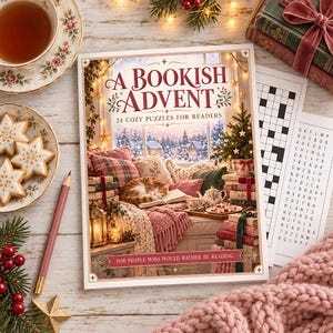 Può includere: Un libro intitolato A Bookish Advent 24 Cozy Puzzles for Readers con un'illustrazione di copertina di un gatto che dorme su un sedile vicino alla finestra, circondato da libri, un set da tè e un paesaggio innevato. Il testo recita For people who would rather be reading.