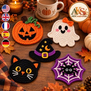 Puede incluir: Un conjunto de cinco posavasos de ganchillo para Halloween que incluye una calabaza, un fantasma con un lazo naranja, un sombrero de bruja negro con luna y estrellas, una cara de gato negro y una telaraña morada con una araña negra.