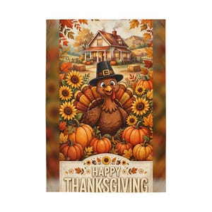 Può includere: Una bandiera decorativa da giardino con un tacchino marrone che indossa un cappello da pellegrino nero, circondato da zucche arancioni e girasoli gialli. Sullo sfondo c'è una casa. Il testo recita HAPPY THANKSGIVING.