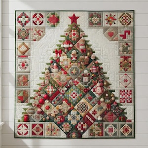 Könnte beinhalten: Ein quadratischer Patchwork-Quilt mit einem zentralen Weihnachtsbaum-Motiv, das aus verschiedenen Stoffquadraten in Rot, Grün und Creme besteht. Der Baum ist mit einem roten Stern gekrönt und mit kleinen Stoffornamenten wie Schneemännern verziert.