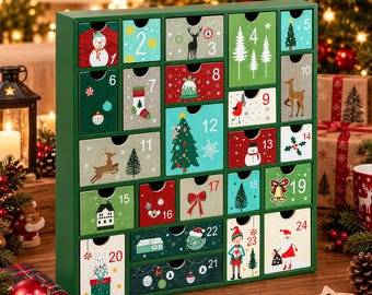 Könnte beinhalten: Ein grüner Adventskalender aus Holz mit vierundzwanzig nummerierten Schubladen, die jeweils einzigartige Weihnachtsmotive wie Schneemänner, Rentiere, Tannenbäume, den Weihnachtsmann und festlichen Schmuck zeigen.