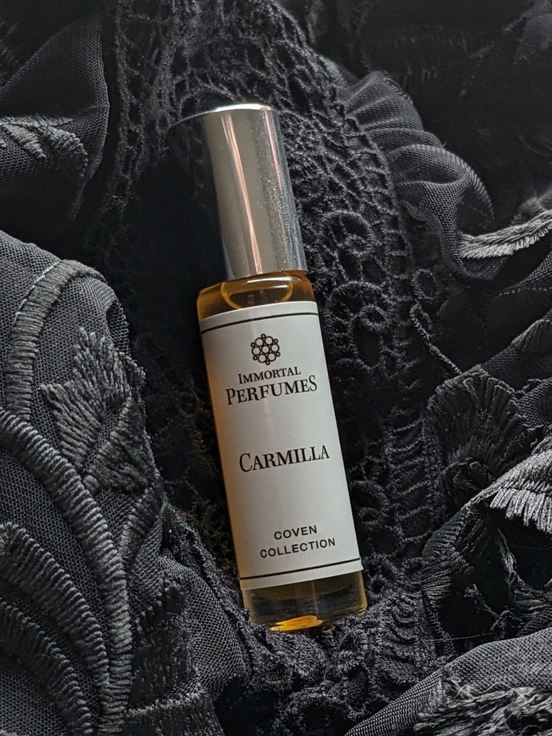 Pu&ograve; includere: Un piccolo flacone di vetro trasparente con un tappo argentato. Il flacone &egrave; etichettato "Immortal Perfumes" e "Carmilla Coven Collection".