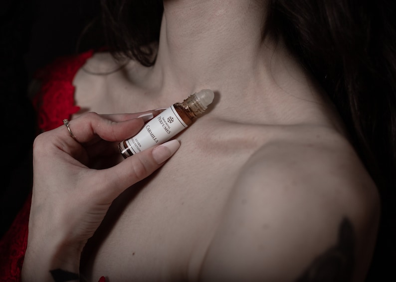Pu&ograve; includere: Un piccolo flacone di vetro con un applicatore a rullo. Il flacone &egrave; riempito con un liquido marrone e ha un'etichetta bianca su cui &egrave; scritto "Botanical Perfumes" e "Calamilla".