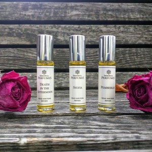 La Reine Antoinette Perfume Oil Rose, Moss, Jasmine & Bergamot image 3