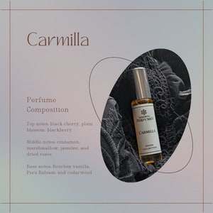 Pu&ograve; includere: Un piccolo flacone di profumo in vetro con un'etichetta in bianco e nero che recita "Immortal Perfumes Carmilla Coven Collection". Il flacone &egrave; appoggiato su un tessuto di pizzo nero.