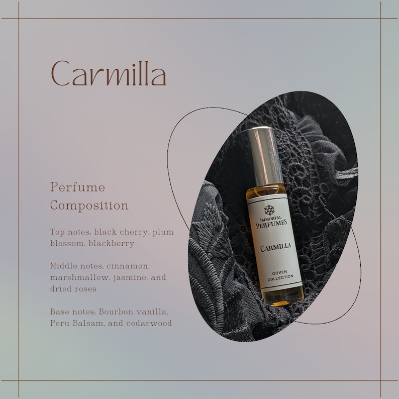 Pu&ograve; includere: Un piccolo flacone di profumo in vetro con un'etichetta in bianco e nero che recita "Immortal Perfumes Carmilla Coven Collection". Il flacone &egrave; appoggiato su un tessuto di pizzo nero.