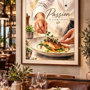 Può includere: Una stampa artistica da parete incorniciata con un'illustrazione ad acquerello di uno chef che impiatta un salmone scottato con asparagi e carote. Il testo Passion IN EVERY PLATE è centrato sopra il piatto. La stampa ha un bordo dorato.