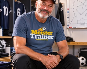 Meister Trainer – personalisierbares Fußball T-Shirt mit Vereinsname, Erwachsene S–XXL