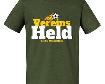 Vereins Held – personalisierbares Fußball T-Shirt mit Vereinsname, Erwachsene S–XXL