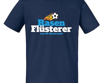 Rasen Flüsterer – personalisierbares Fußball T-Shirt mit Vereinsname, Erwachsene S–XXL