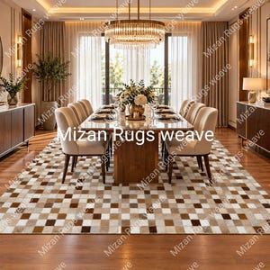 Puede incluir: Una alfombra rectangular con un patrón geométrico de tablero de ajedrez repetitivo en tonos marrón, beige y blanco. La alfombra está colocada sobre un suelo de madera debajo de una mesa de comedor y sillas en una habitación con paredes neutras.
