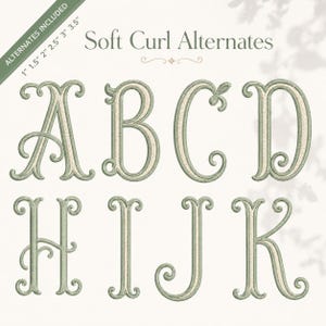 Op de afbeelding: Een borduuralfabetset genaamd Soft Curl Alternates met de letters A, B, C, D, H, I, J en K. Elke letter heeft een saliegroene omlijning met een crèmekleurige, getextureerde vulling, beschikbaar in 2,54 cm, 3,81 cm, 5,08 cm, 7,62 cm en 8,89 cm.