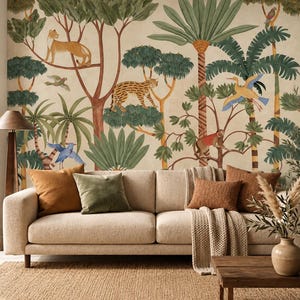 Pode incluir: Um sofá bege com almofadas castanhas e verdes e uma manta de malha, posicionado contra uma parede com um mural em grande escala de uma cena de selva com várias árvores, um leopardo, um macaco e vários pássaros em tons suaves.