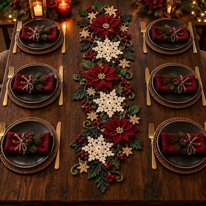 Puede incluir: Una mesa festiva de madera oscura con cuatro platos negros, cada uno con una servilleta roja, ramas de pino y bayas. Un camino de mesa de ganchillo muestra flores de pascua rojas, copos de nieve blancos y hojas de color verde.