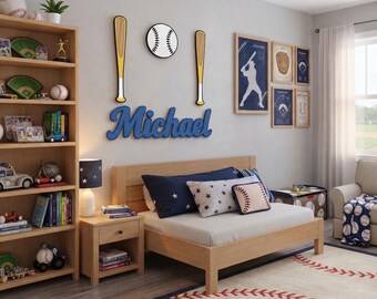 Könnte beinhalten: Ein Schlafzimmer mit einem Holzbett, marineblauen und weißen Kissen mit Sternenmuster, einem Nachttisch mit Lampe, einem Bücherregal mit Baseball-Dekor sowie Wandkunst mit dem Namen Michael und zwei hölzernen Baseballschlägern und einem Ball.