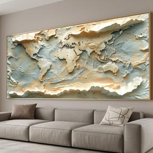 Può includere: Una grande opera d'arte murale rettangolare che presenta una mappa del mondo in rilievo tridimensionale. I continenti sono resi in tonalità beige e crema, mentre gli oceani sono raffigurati in tenui toni blu e bianchi, il tutto incorniciato da un sottile bordo dorato.