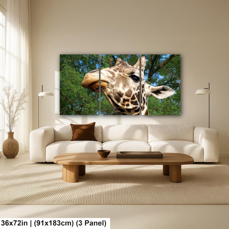 K&ouml;nnte beinhalten: Ein dreiteiliges Wandbild-Set mit einer Nahaufnahme eines Giraffenkopfes vor einem Hintergrund aus gr&uuml;nen B&auml;umen und blauem Himmel. Die Gesamtma&szlig;e des Kunstwerks betragen 91 mal 183 cm, aufgeteilt in drei separate rechteckige Paneele.