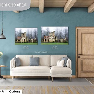 Op de afbeelding: Een maattabel voor de woonkamer met twee rechthoekige wandprints van een stenen kasteel in een mistig bos. De prints hangen boven een beige hoekbank, met aanduidingen van de formaten 76 x 102 cm en 81 x 122 cm.