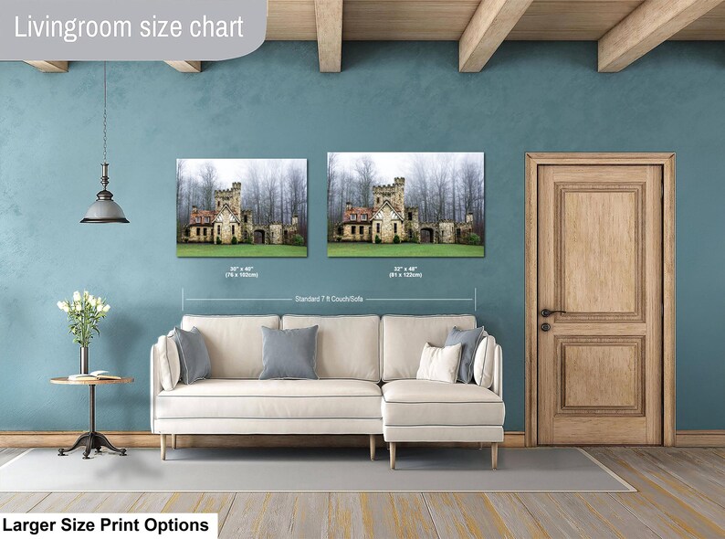 Op de afbeelding: Een maattabel voor de woonkamer met twee rechthoekige wandprints van een stenen kasteel in een mistig bos. De prints hangen boven een beige hoekbank, met aanduidingen van de formaten 76 x 102 cm en 81 x 122 cm.