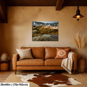K&ouml;nnte beinhalten: Ein rechteckiger Wandkunstdruck mit einer Landschaft aus geothermischen Terrassen mit Mineralablagerungen und Dampf, der 76 mal 102 cm misst. Der Druck ist &uuml;ber einem braunen Ledersofa in einem Raum mit Pendelleuchte angebracht.