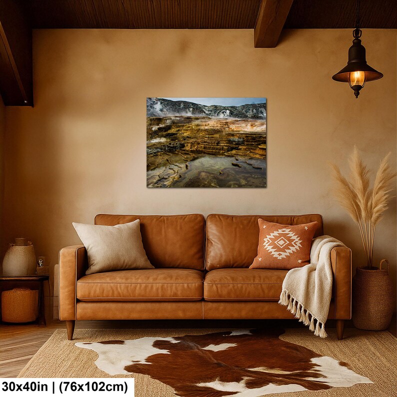 K&ouml;nnte beinhalten: Ein rechteckiger Wandkunstdruck mit einer Landschaft aus geothermischen Terrassen mit Mineralablagerungen und Dampf, der 76 mal 102 cm misst. Der Druck ist &uuml;ber einem braunen Ledersofa in einem Raum mit Pendelleuchte angebracht.