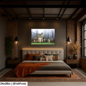 Op de afbeelding: Een rechthoekige wandkunstprint van 61 bij 91 cm met een stenen kasteel met een kanteltoren tegen een achtergrond van mistige, bladloze bomen en een groen gazon, opgehangen boven een gecapitonneerd hoofdeinde in een slaapkamer.