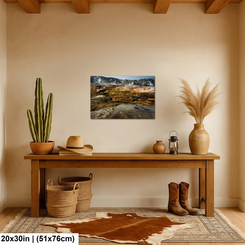 K&ouml;nnte beinhalten: Ein rechteckiger Wandkunstdruck mit einer Landschaft aus geothermischen Terrassen mit braunen, orangefarbenen und gelben Mineralablagerungen, 51x76 cm gro&szlig;. Der Druck h&auml;ngt an einer beigen Wand &uuml;ber einem dekorierten Holzkonsolentisch.