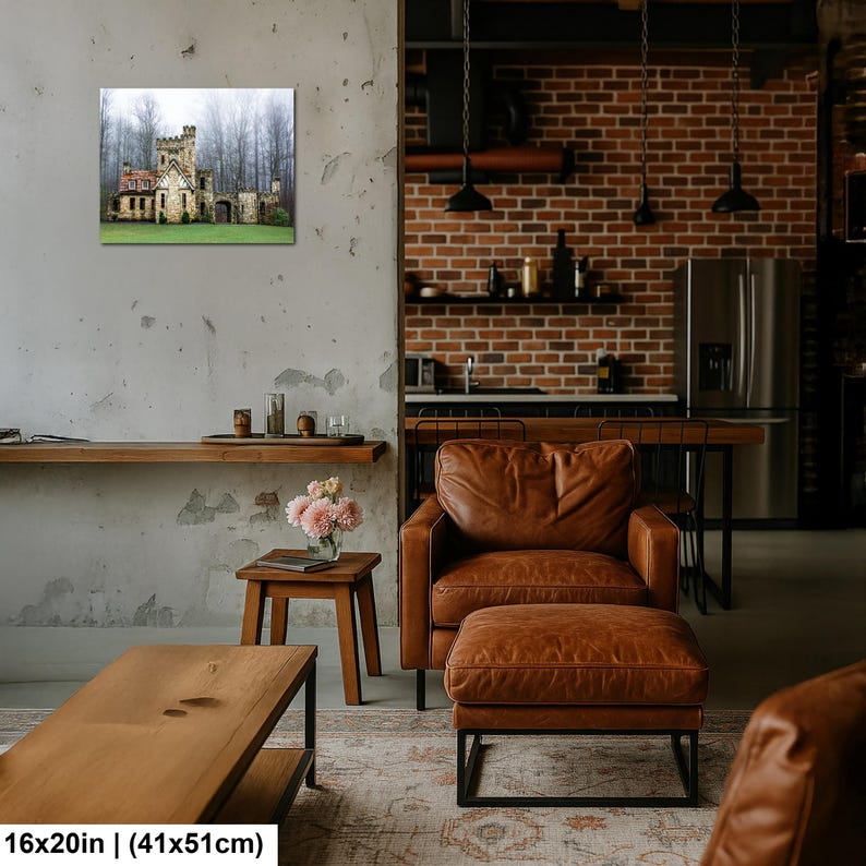 Op de afbeelding: Een rechthoekige wandkunstprint met een stenen kasteel met een torentje en een zadeldak tegen een achtergrond van mistige, bladloze bomen en een groen gazon. De tekst onderaan luidt 16x20in | 41x51cm.