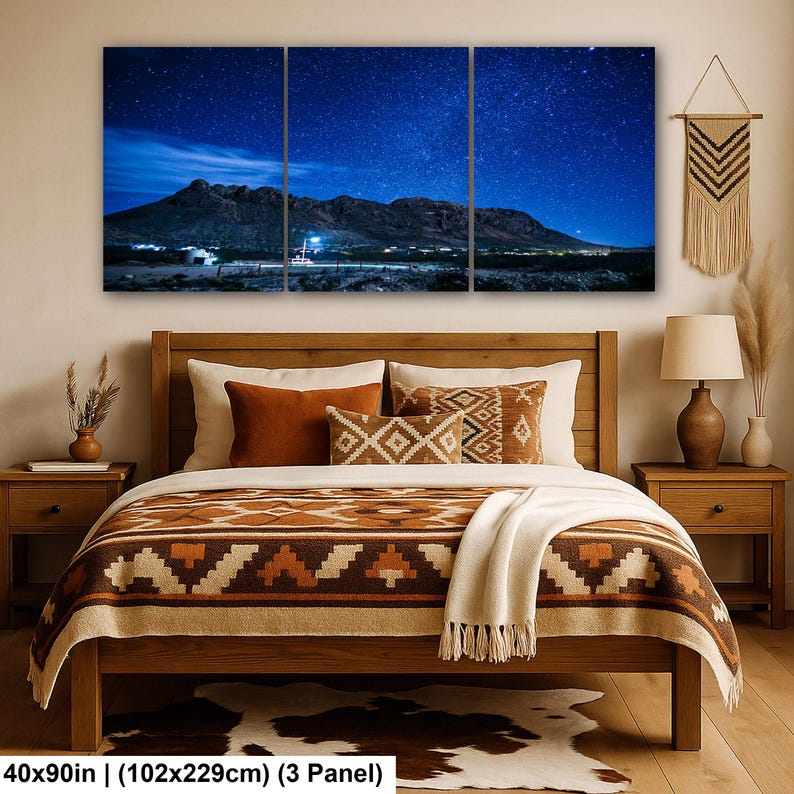 Puede incluir: Un conjunto de arte mural de tres paneles que representa un paisaje nocturno con una cordillera bajo un cielo azul estrellado. La obra mide 102 por 229 cm en total. La escena muestra la silueta oscura de las monta&ntilde;as contra un cielo nocturno.
