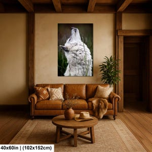 Pu&ograve; includere: Una stampa artistica da parete rettangolare di 102x152 cm raffigurante un lupo bianco che ulula con la testa rivolta verso l'alto, circondato da erba alta verde. Il lupo ha una pelliccia folta e strutturata, ripreso di profilo su sfondo scuro.