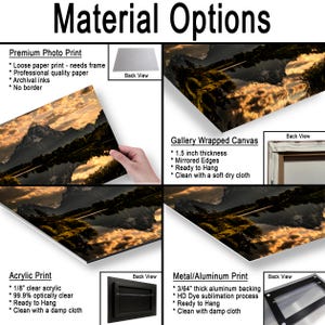 Puede incluir: Una muestra de producto con opciones de materiales para una fotograf&iacute;a de paisaje de monta&ntilde;as reflejadas en el agua. Las opciones incluyen impresi&oacute;n fotogr&aacute;fica, lienzo con 3,81 cm de grosor, impresi&oacute;n en acr&iacute;lico e impresi&oacute;n en metal.