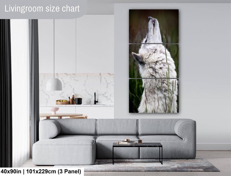 Pu&ograve; includere: Un set di arte murale a tre pannelli raffigurante un lupo bianco che ulula, esposto sopra un divano grigio. Il testo Livingroom size chart e 40x90in | 101x229cm (3 Panel) &egrave; visibile. Il lupo &egrave; mostrato di profilo su uno sfondo verde sfocato.