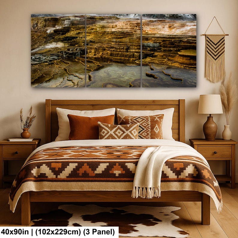 K&ouml;nnte beinhalten: Ein dreiteiliges Wandbild, das eine Landschaft aus terrassenf&ouml;rmigen Mineralbecken in Braun-, Gold- und Wei&szlig;t&ouml;nen zeigt. Das Kunstwerk ist &uuml;ber einem h&ouml;lzernen Bettgestell mit einer gemusterten braun-cremefarbenen Decke und passenden Kissen angebracht.