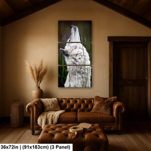 Pu&ograve; includere: Un set di arte da parete a tre pannelli che raffigura un lupo bianco che ulula, con dimensioni di 91x183 cm. L'opera verticale mostra il lupo di profilo su uno sfondo naturale scuro e sfocato, diviso in tre segmenti orizzontali uguali.