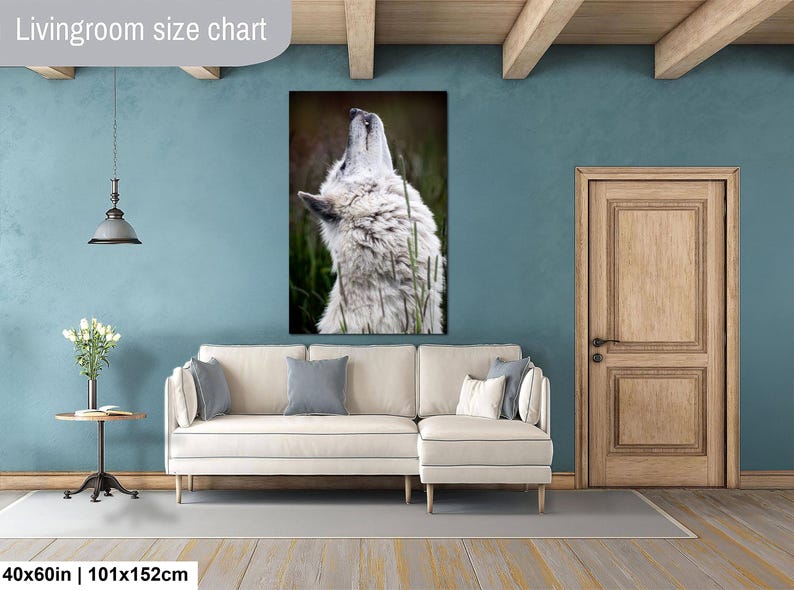 Pu&ograve; includere: Una stampa artistica rettangolare raffigurante un lupo bianco che ulula, posizionata sopra un divano angolare color crema. Il testo Livingroom size chart e 40x60in | 101x152cm sono visibili. Il lupo &egrave; su uno sfondo naturale scuro.