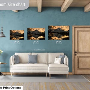 Puede incluir: Una tabla de tama&ntilde;os para sala de estar que muestra tres impresiones de paisajes de monta&ntilde;a en formatos de 41x61 cm, 51x76 cm y 61x91 cm. Las impresiones cuelgan sobre un sof&aacute; seccional blanco, ilustrando opciones de tama&ntilde;o medio.