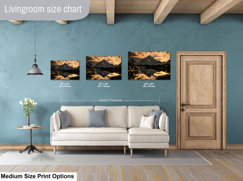 Puede incluir: Una tabla de tama&ntilde;os para sala de estar que muestra tres impresiones de paisajes de monta&ntilde;a en formatos de 41x61 cm, 51x76 cm y 61x91 cm. Las impresiones cuelgan sobre un sof&aacute; seccional blanco, ilustrando opciones de tama&ntilde;o medio.