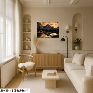 Puede incluir: Una impresi&oacute;n de arte mural rectangular que presenta una fotograf&iacute;a de paisaje de una monta&ntilde;a nevada reflejada en un lago tranquilo al atardecer, con una c&aacute;lida luz dorada iluminando las nubes. La impresi&oacute;n mide 51 cm por 76 cm.