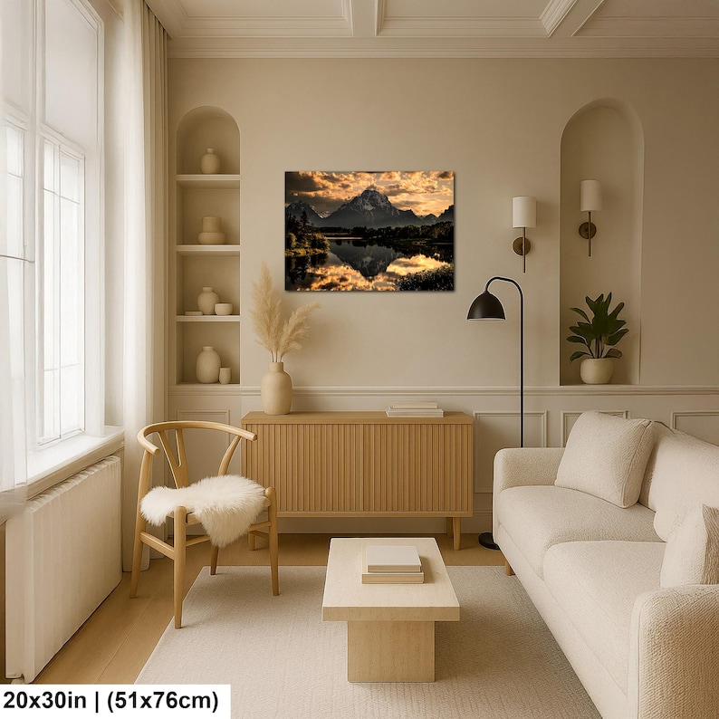 Puede incluir: Una impresi&oacute;n de arte mural rectangular que presenta una fotograf&iacute;a de paisaje de una monta&ntilde;a nevada reflejada en un lago tranquilo al atardecer, con una c&aacute;lida luz dorada iluminando las nubes. La impresi&oacute;n mide 51 cm por 76 cm.