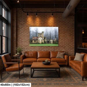 Op de afbeelding: Een rechthoekige wandkunstprint met een stenen kasteel met een gekanteelde toren, tegen een achtergrond van mistige, bladloze bomen en een groen gazon. De print is gelabeld met de afmetingen 40x60 inch of 102x152 cm.