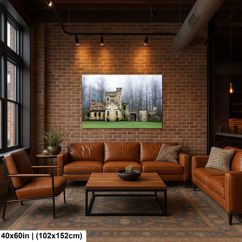 Op de afbeelding: Een rechthoekige wandkunstprint met een stenen kasteel met een gekanteelde toren, tegen een achtergrond van mistige, bladloze bomen en een groen gazon. De print is gelabeld met de afmetingen 40x60 inch of 102x152 cm.