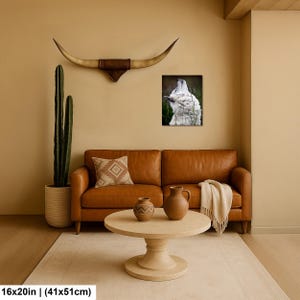 Pu&ograve; includere: Una stampa artistica rettangolare da parete raffigurante un lupo bianco che ulula, esposta sopra un divano in pelle marrone. La stampa misura 41 cm per 51 cm. La scena include un cactus alto, un cuscino decorativo e due vasi in ceramica.