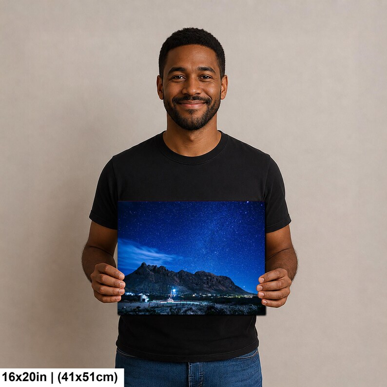 Puede incluir: Una impresi&oacute;n de arte mural rectangular que mide 41 por 51 cm, con un paisaje nocturno de una cordillera oscura bajo un cielo estrellado azul profundo con una fuente de luz brillante en la base de las monta&ntilde;as, en alta resoluci&oacute;n.